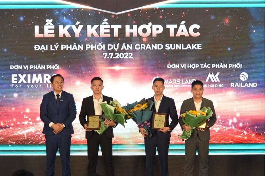 Ông Cao Đức Chung - Phó tổng giám đốc Công ty CP BĐS EximRS trao hoa cảm ơn và bằng chứng nhận cho liên minh phân phối dự án. 