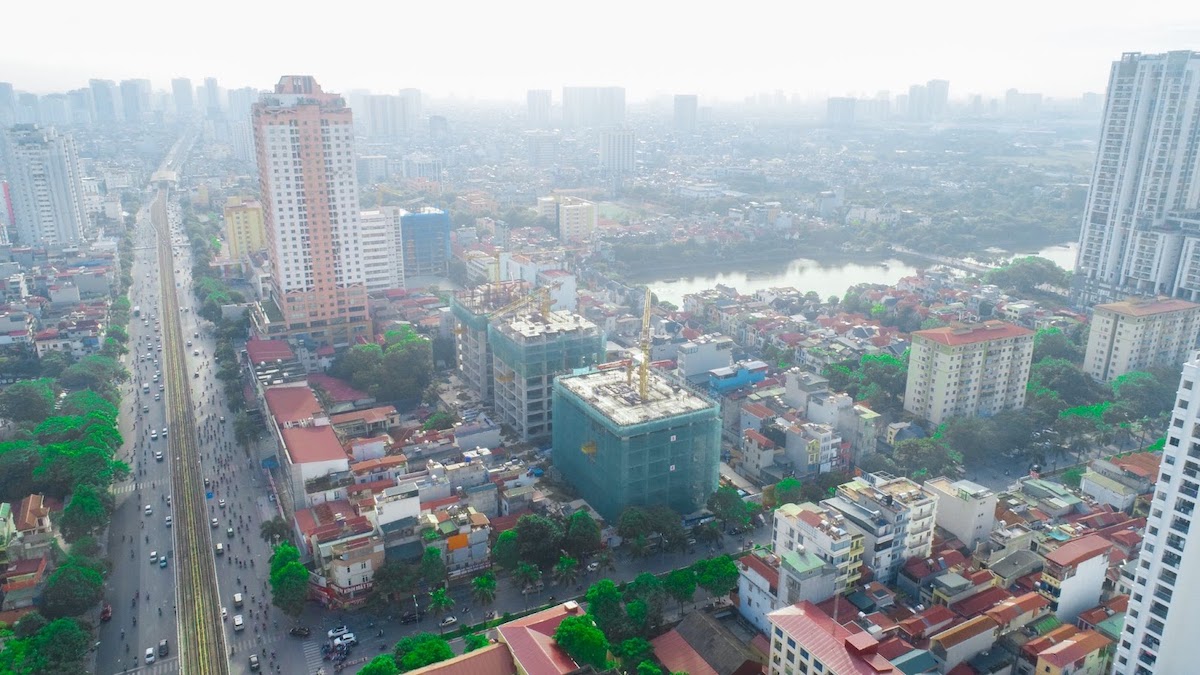 Tòa tháp có hai mặt tiền, trong đó một mặt giáp đường Trần Phú - trục chính của tuyến metro Cát Linh - Hà Đông. Ảnh: Bảo An